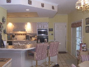 500554kitchen.jpg (81231 bytes)